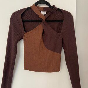 Vintage two-tone long sleeve knit top with twist detail.